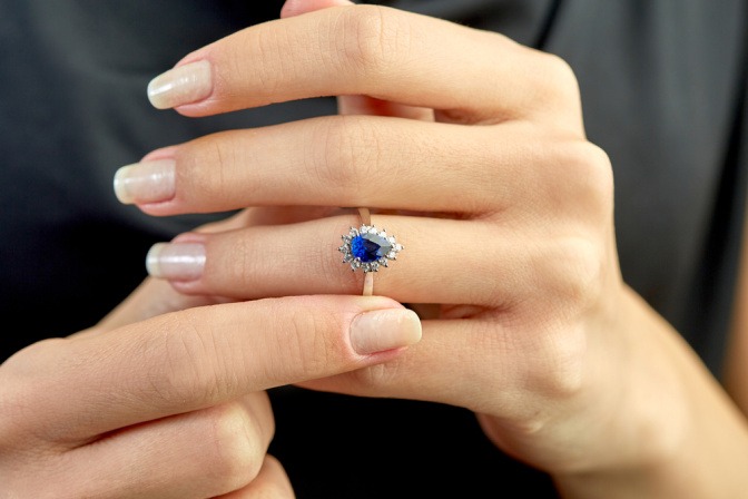 Ring mit blauem Schmuckstein 