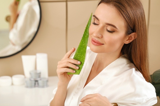 Frau hat schöne Haut und ein Aloe Vera Blatt