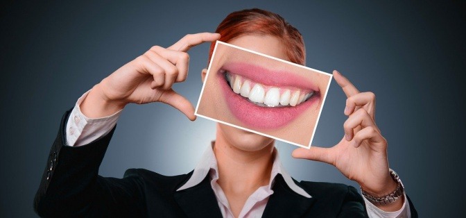 Frau mit schönen Zähnen