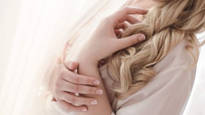 Frau mit schönem Haar und schönen Fingernägeln. 