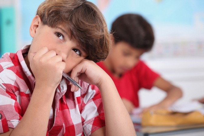 Zwei Schulkinder sitzen nebeneinander