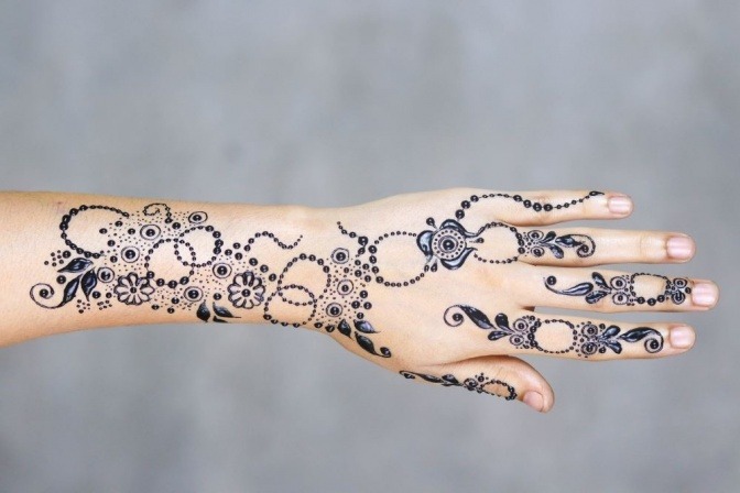 Schwarzes Henna Tattoo auf einer Hand