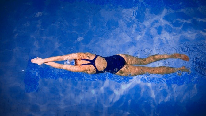 Frau im Schwimmbad