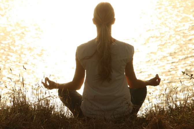 Frau in Meditationspose zur Selbstfindung