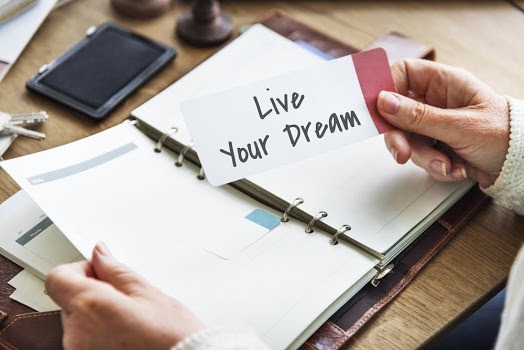 Ein Zettel mit der Botschaft Live your Dream, zu Deutsch Lebe deinen Traum.