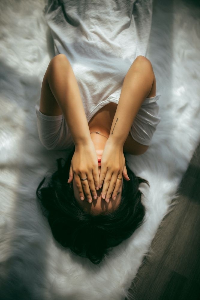 Eine Frau mit Kopfschmerzen im Bett wartet auf Sex