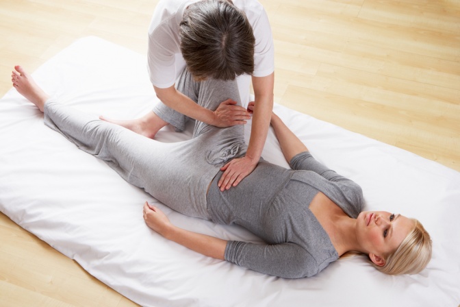 Eine traditionelle Shiatsu Massage findet am Boden statt