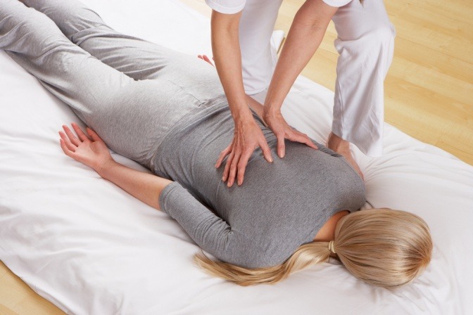 eine Frau bekommt eine Shiatsu Massage