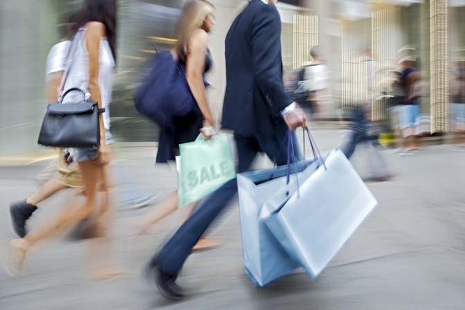 Menschen sind beim Shoppen