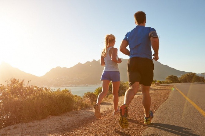 Ein Paar, das entlang einer Straße gemeinsam joggt