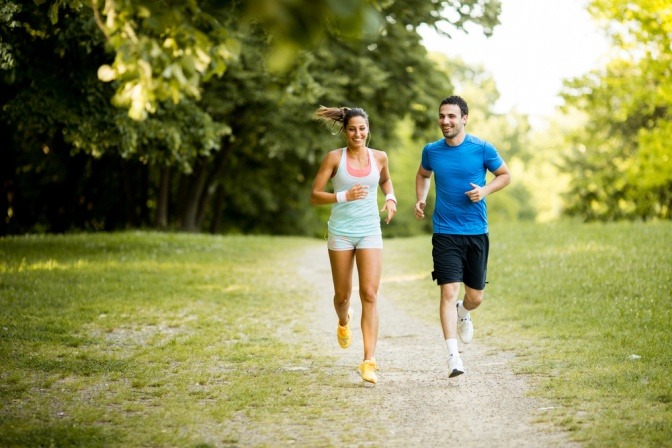 Eine Frau und ein Mann beim Joggen