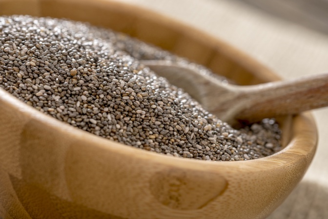 Eine Schüssel mit Chia-Samen ist auf dem Foto abgebildet. Es handelt sich um eine Nahaufnahme.