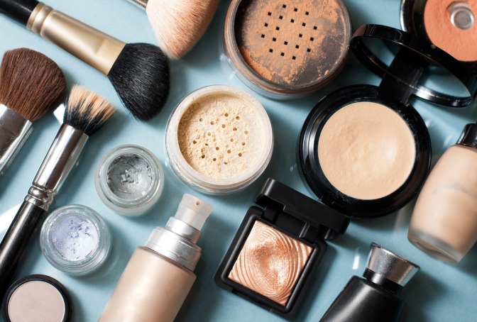 Verschiedenes Make-up liegt nebeneinander