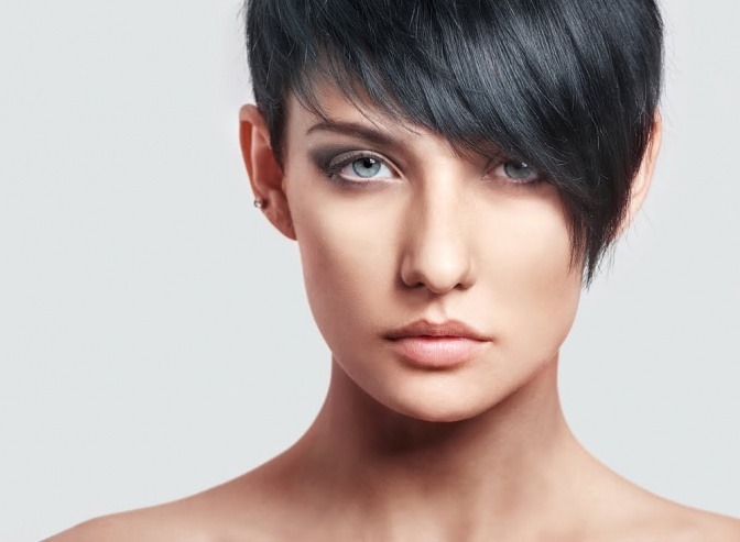 Eine Frau mit schwarzen kurzen Haar mit der Trendfrisur Pixie-Cut