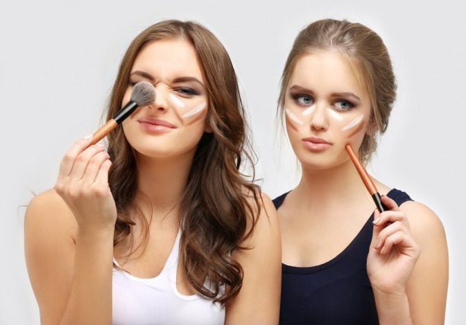 Zwei Frauengesichter, die sich gerade ein Contouring und Highlighting ins Gesicht geschminkt haben