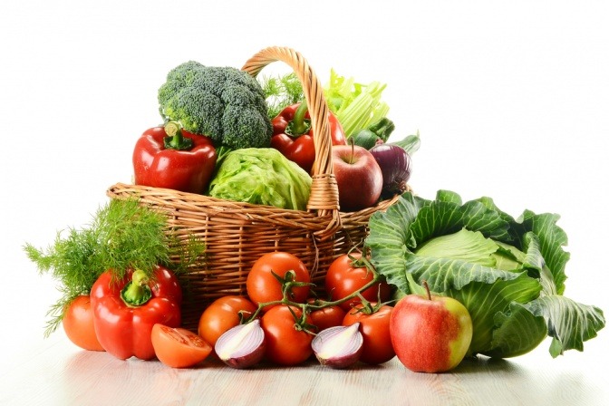 Ein Korb mit Obst und Gemüse