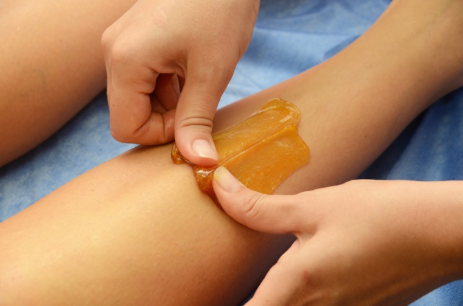 Haarentfernung durch Sugaring eines Beines