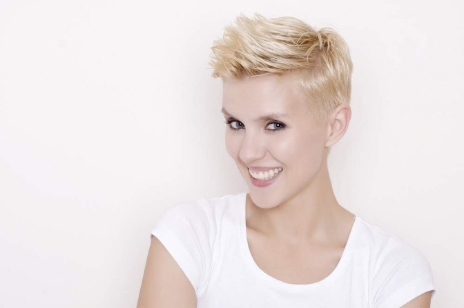 Eine blonde Frau mit frechen Kurzhaarfrisuren