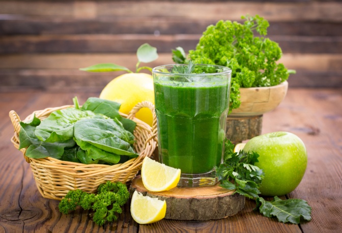 Grünes Gemüse für Detox Smoothies