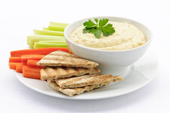 Hummus mit Gemüsesticks.