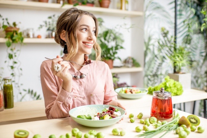 Eine Frau beugt mit Ernährung Sodbrennen vor