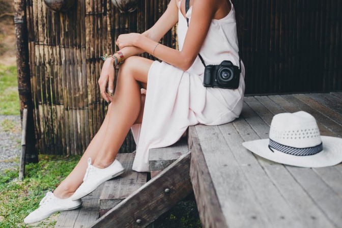 Frau in ärmelfreiem Sommerkleid.