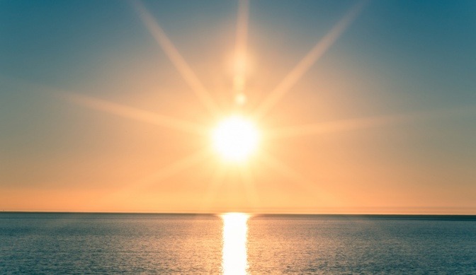 Sonnenaufgang über dem Ozean