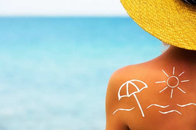 Ein geeigneter Sonnenschutz hilft Hautschäden zu vermeiden. 
