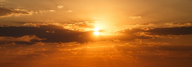 Eine Sonne scheint durch die Wolken