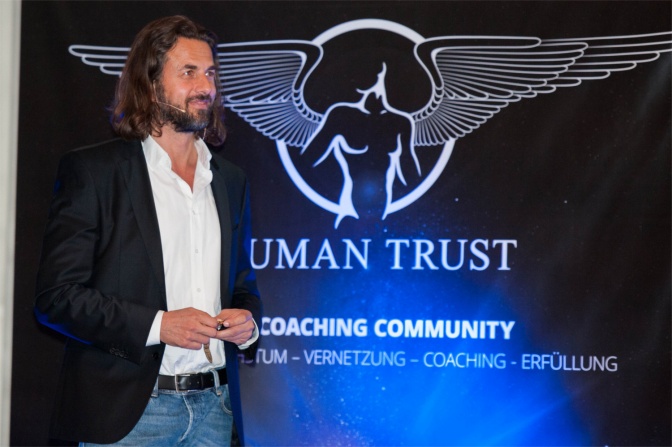 Veit Lindau, im Hintergrund der Schriftzug Human Trust