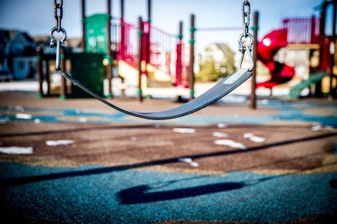 Auf einem Spielplatz ist eine Schaukel ohne Kind