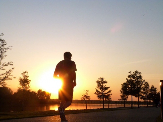 Ein Mann macht Sport am Morgen und läuft