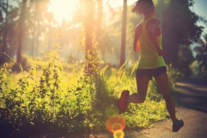 Eine Frau treibt Sport bei Hitze. Sie geht Laufen