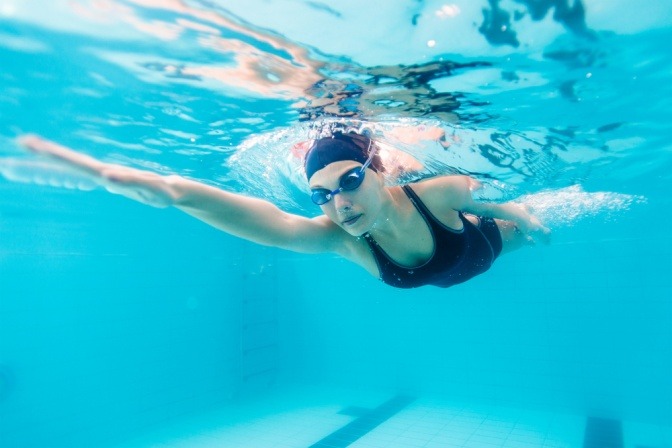 Eine Frau schwimmt als Sport bei Rheuma