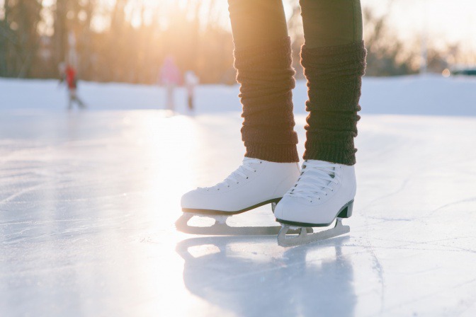 Eine Frau hat Eislaufschuhe an und will mit Sport die Durchblutung fördern