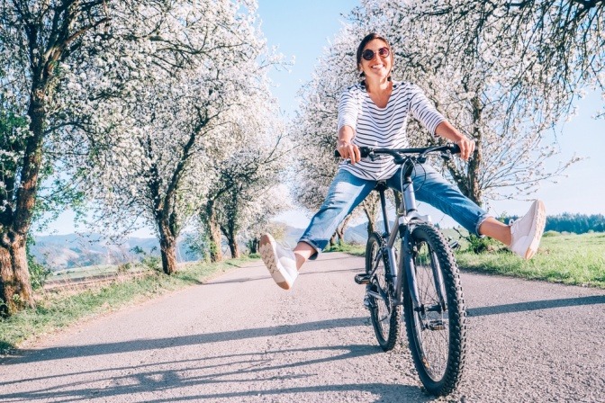 Eine Frau fährt mit Freude mit dem Rad