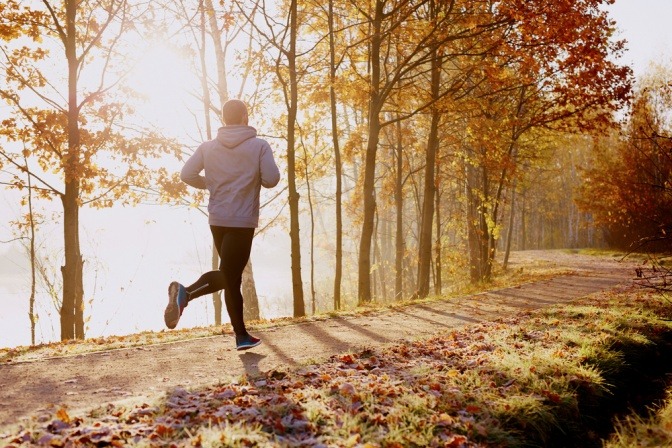 Ein Mann macht Sport an der frischen Luft