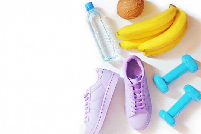 Hanteln, Banane, Kokosnuss, Sportschuhe