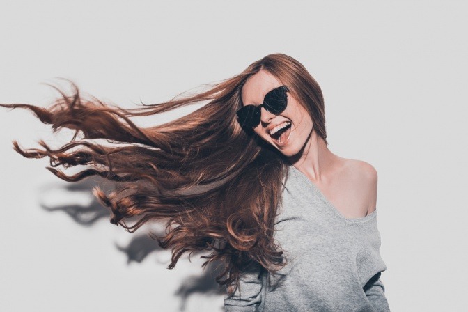 Junge Frau mit schönen Haaren und starken Haarwurzeln.