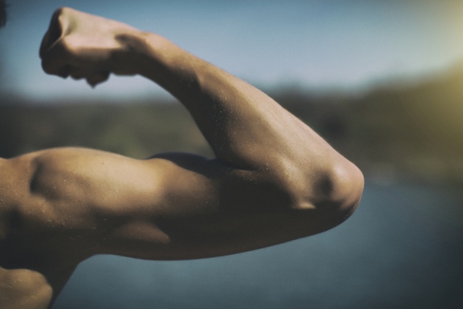 Muskulöse Männerschulter und Arm gebeugt