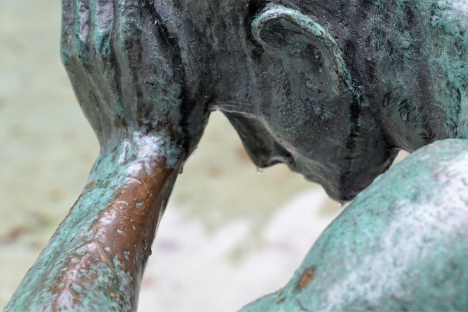 Eine Statue zeigt einen Menschen mit Kopfschmerzen