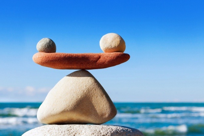 Steine am Meer aufgetürmt