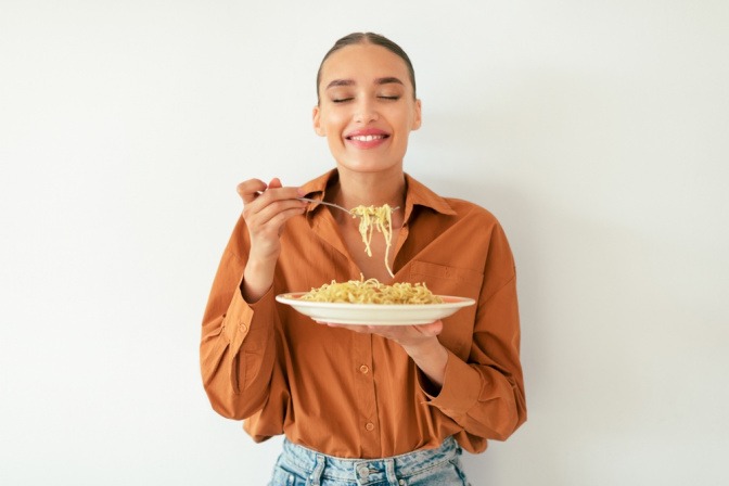 Frau im Sternzeichen Stier isst Pasta