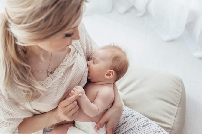 Eine Mutter stillt ihr Baby