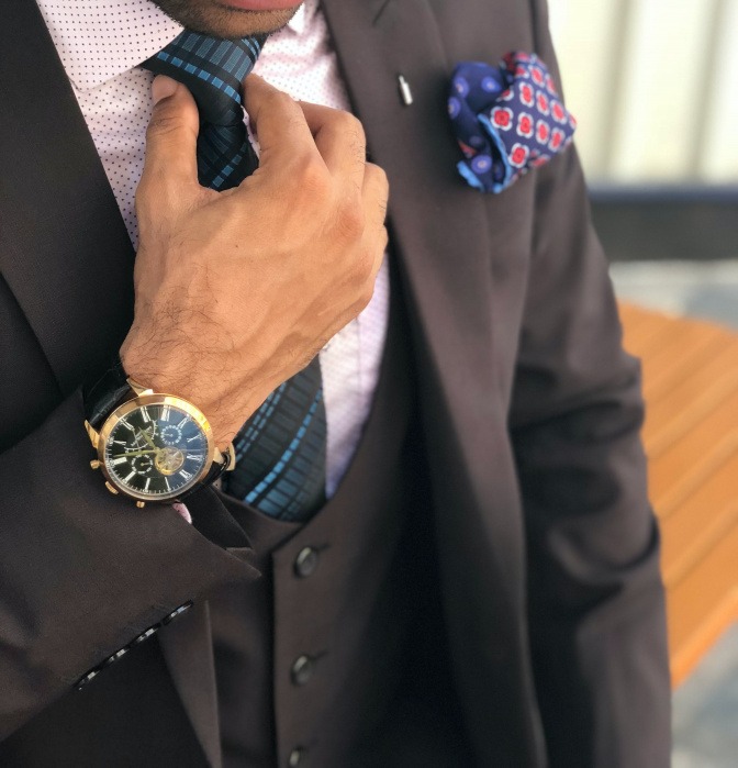Mann im stilvollen Outfit mit einer Uhr