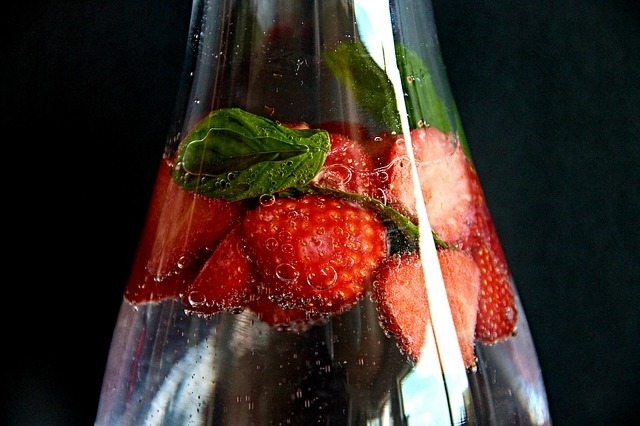 In einer Flasche für ein Getränk am Strand sind Früchte