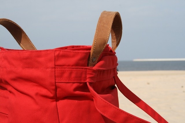 Eine Tasche steht am Strand