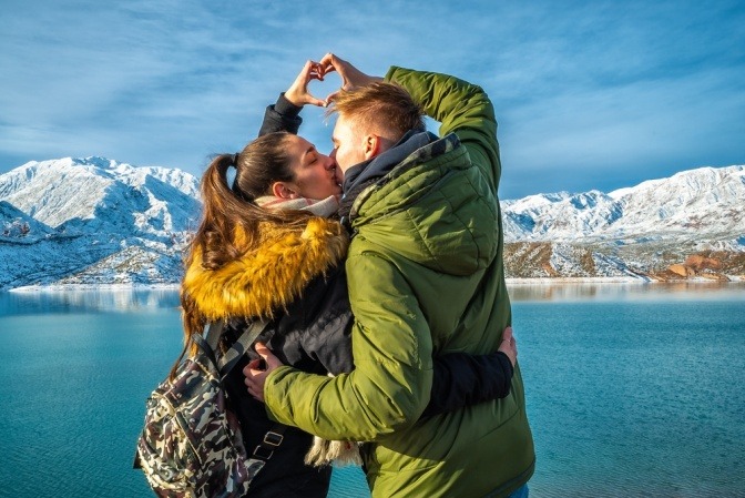 Verliebtes und glückliches junges Paar beim Winterurlaub.