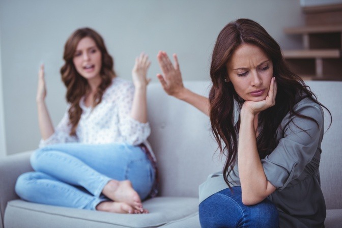 Zwei Frauen streiten auf der Couch