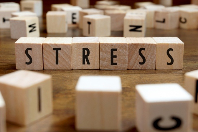 Das Wort Stress ist mit Holzwürfeln gelegt